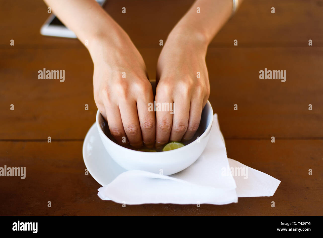 Woman dans l'eau de chaux dans un restaurant Banque D'Images