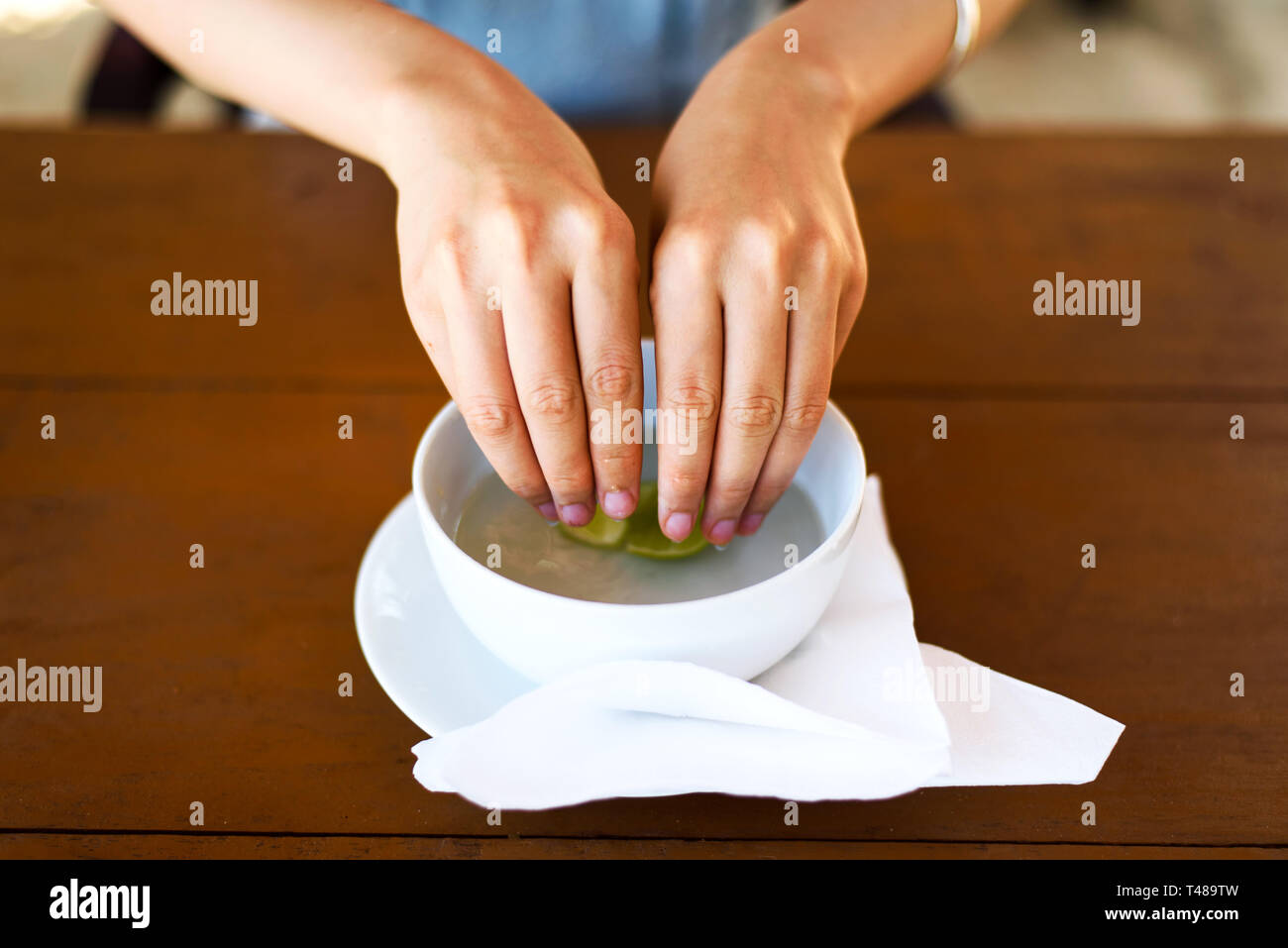 Woman dans l'eau de chaux dans un restaurant Banque D'Images