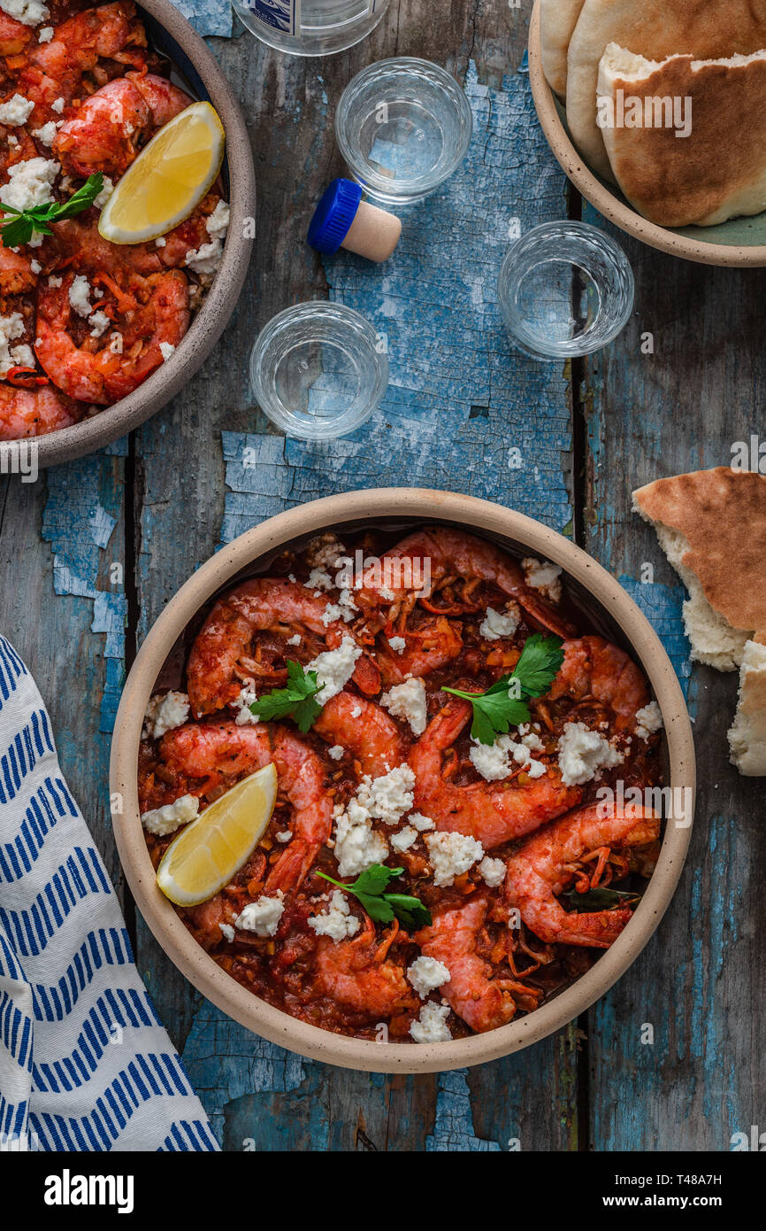 Crevettes saganaki de feta sur une plaque sur une table Banque D'Images