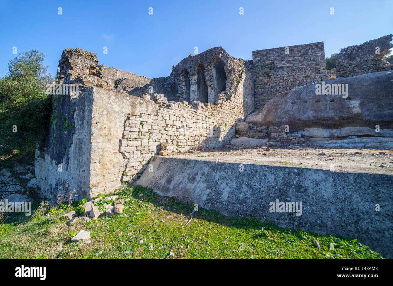Vestiges romains au château de Jimena de la Frontera, Cadix, Espagne. L'infrastructure hydraulique Banque D'Images