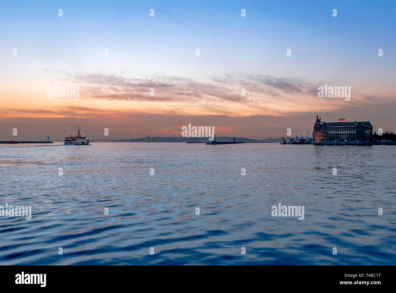 Istanbul, Turquie, 14 avril 2007 : les lignes de la ville et de la gare de Haydarpasa ferry, Kadikoy Banque D'Images