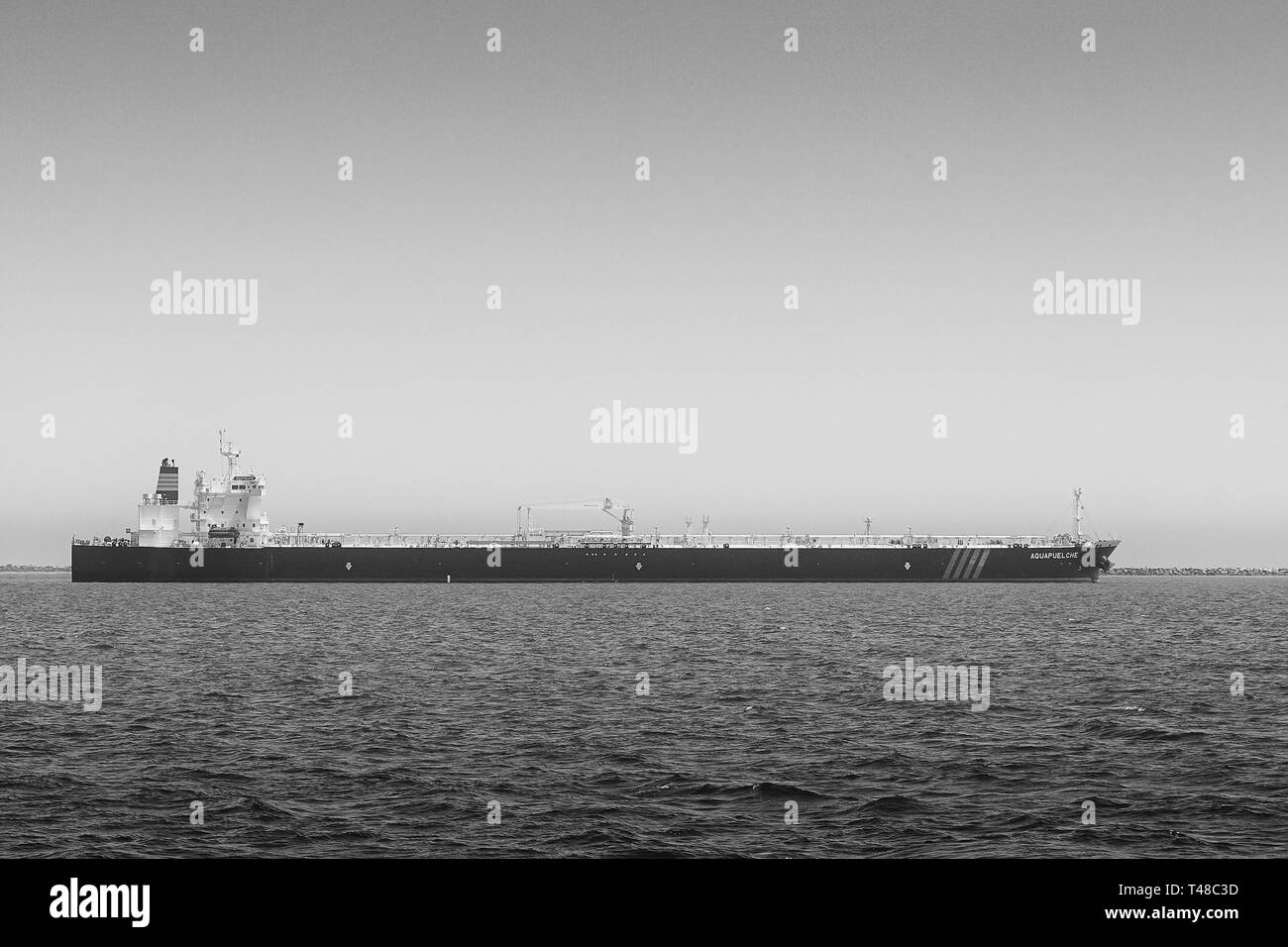 Photo en noir et blanc du pétrolier, (Pétroliers), AQUAPUELCHE, ancré dans le Port de Long Beach, Californie, USA. Banque D'Images