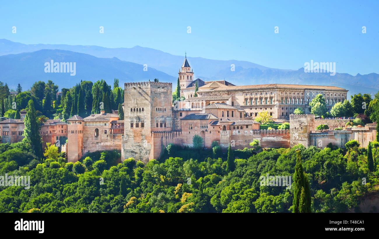 Beau complexe de l'Alhambra de Grenade en espagnol sur une journée ensoleillée capturé sur 16:9 la photographie. L'incroyable forteresse et touristique populaire. Banque D'Images
