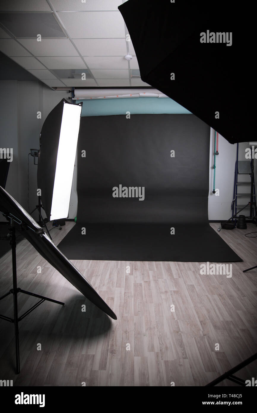 Photo Studio vide avec une variété de matériel d'éclairage. photo with copy space Banque D'Images