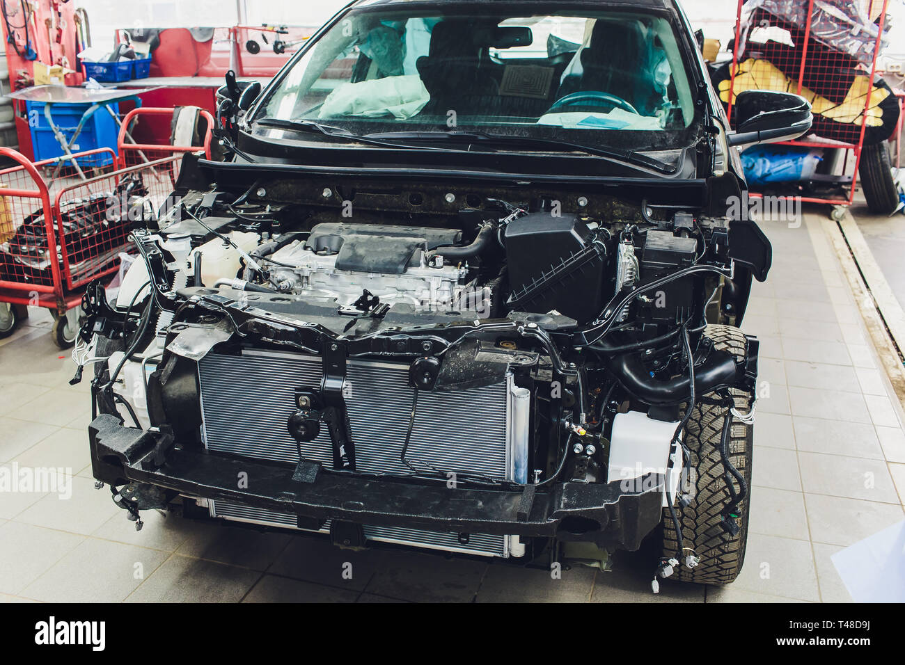 Les fils de câblage de la voiture se trouve dans la cabine de la voiture démontée avec des connecteurs et fiches, une vue par la fenêtre à l'intérieur de la voiture. Banque D'Images