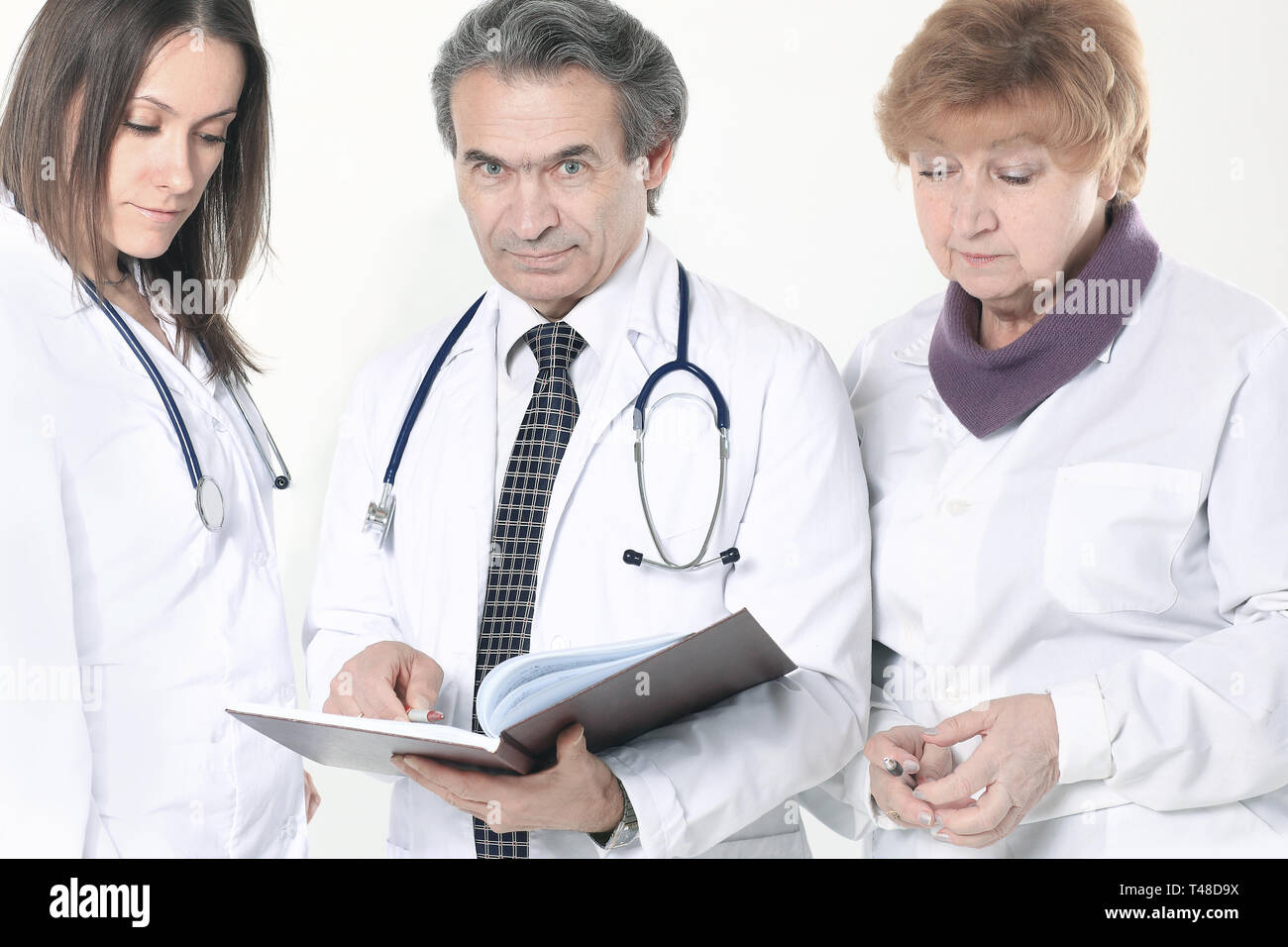 Groupe de médecins discuter du diagnostic du patient.isolé sur fond blanc. Banque D'Images