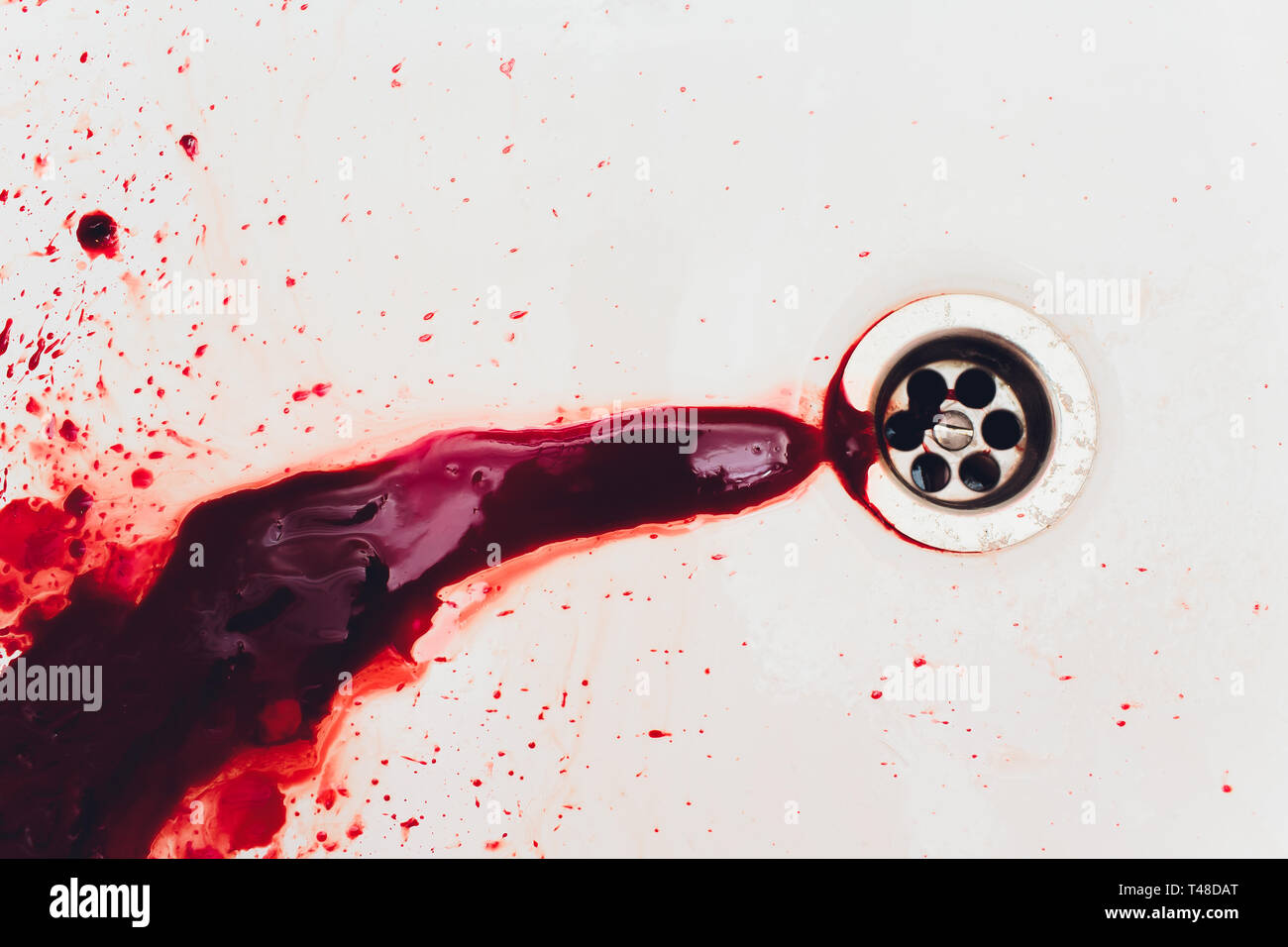Vidange de bains de sang blanc du bassin. Les taches de sang dans le waterbasin trou. Exécuter avec le sang couler d'inondations. Dripples peinture rouge pour la vidange d'un lavabo Banque D'Images