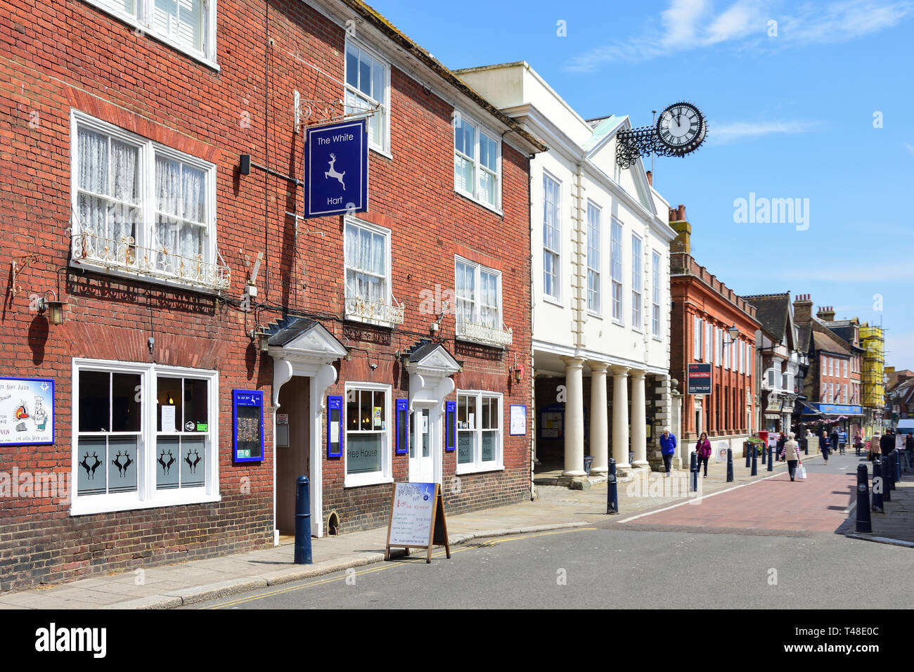 Le White Hart Hotel et l'Hôtel de Ville, High Street, Hythe, dans le Kent, Angleterre, Royaume-Uni Banque D'Images