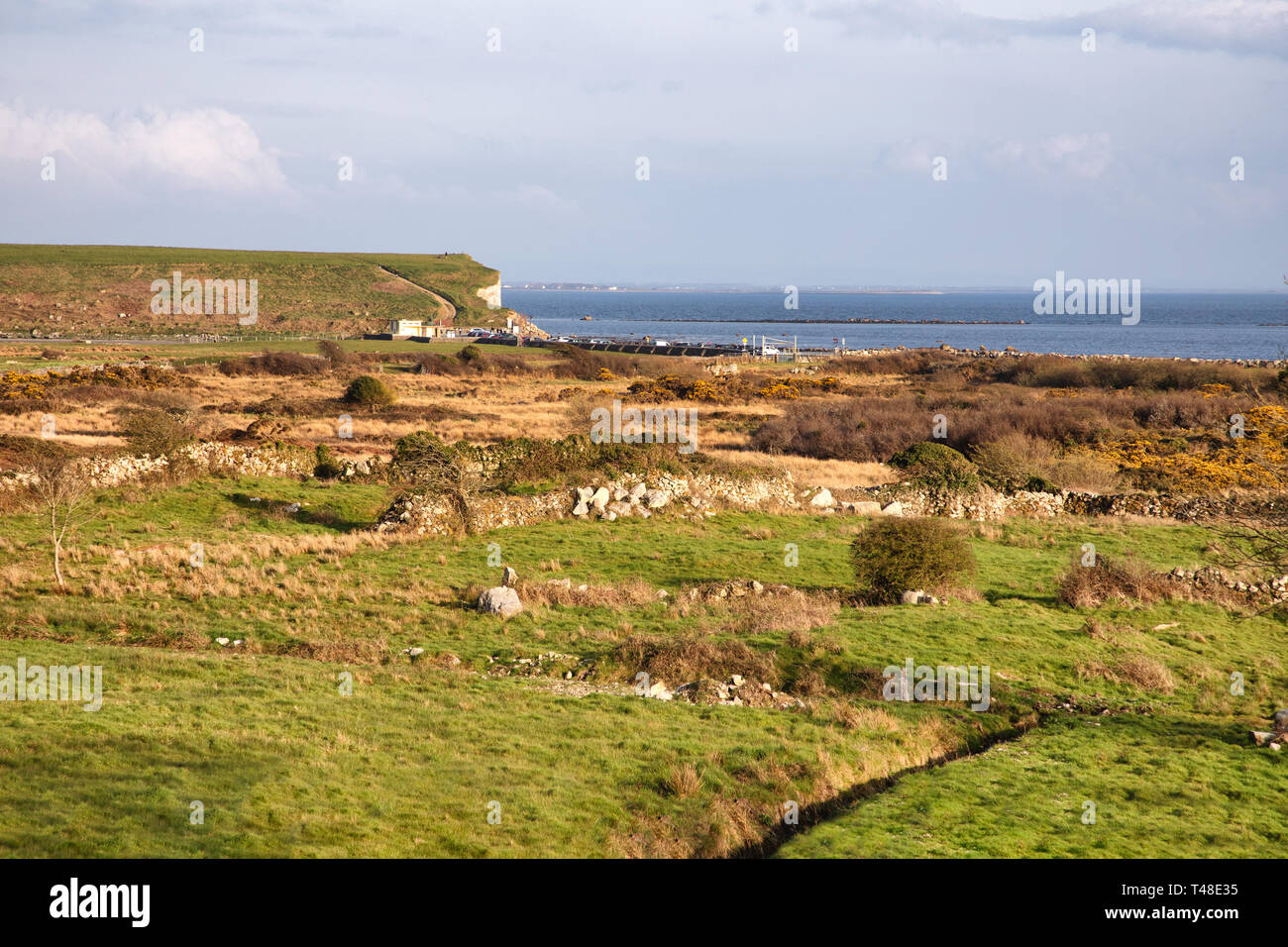Domaine agricole et Silvestrand beach dans la baie de Galway, Salthill, Galway, Irlande Banque D'Images