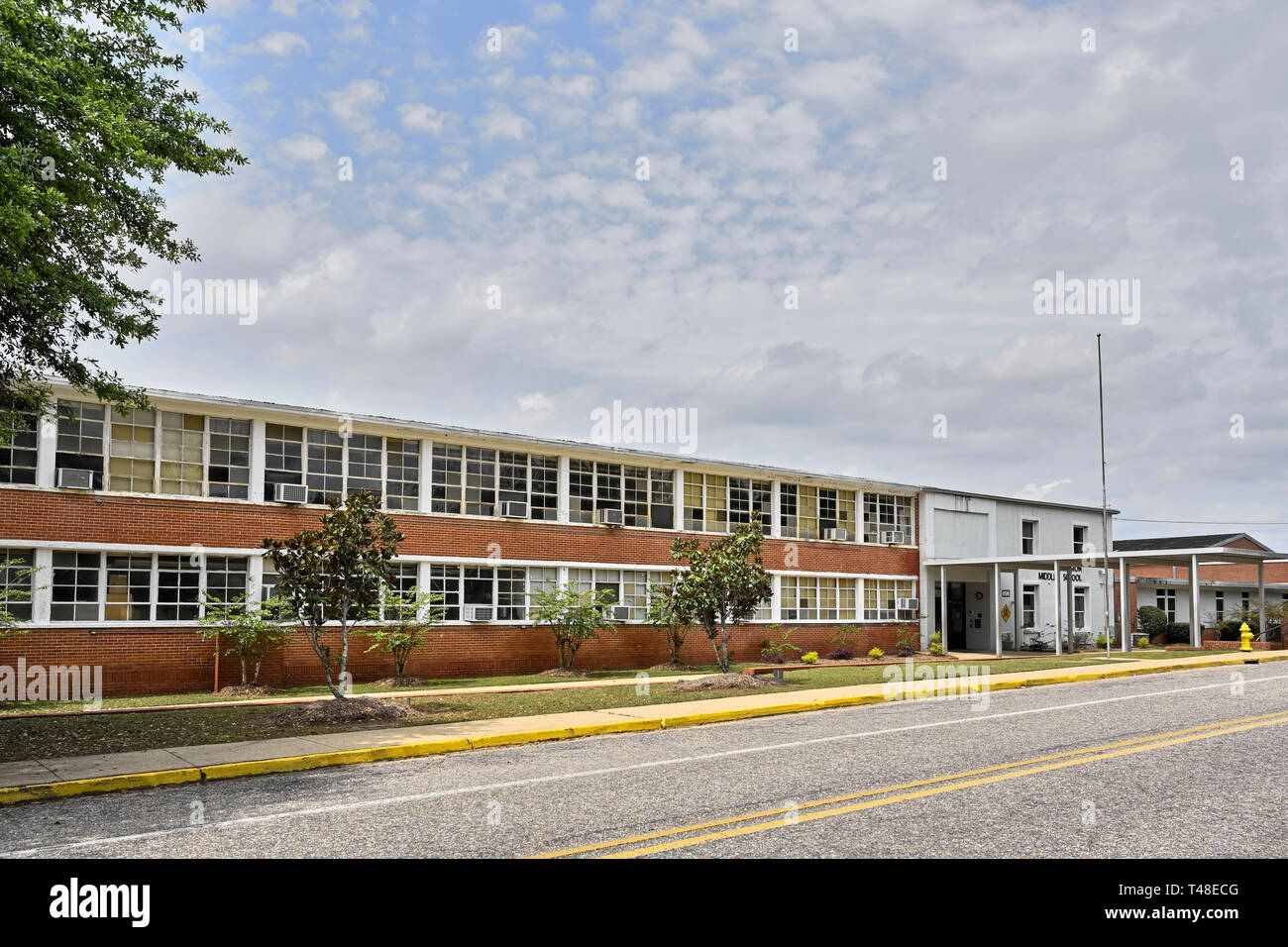 Ancien bâtiment de l'école publique rurale de extérieur 1950 ou 1960 en Alabama, USA. Banque D'Images