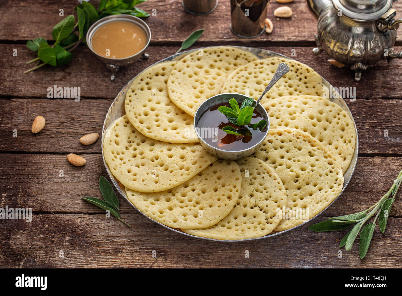 Petit-déjeuner marocain avec Baghrir, thé à la menthe et le miel, copy space Banque D'Images