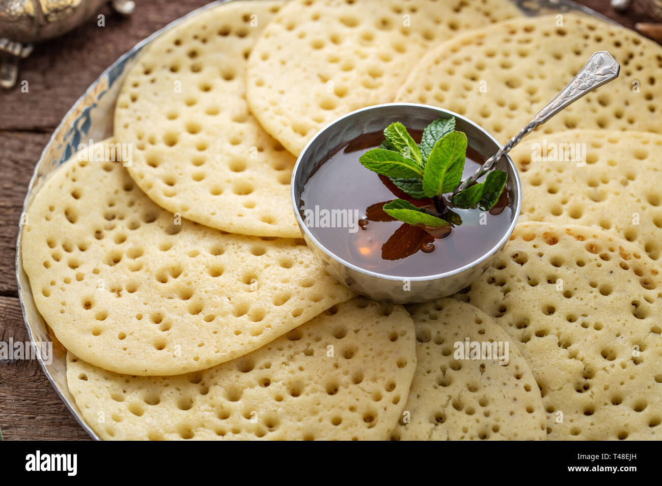 Fermer la vue de Baghrir crêpes marocaines au miel Banque D'Images
