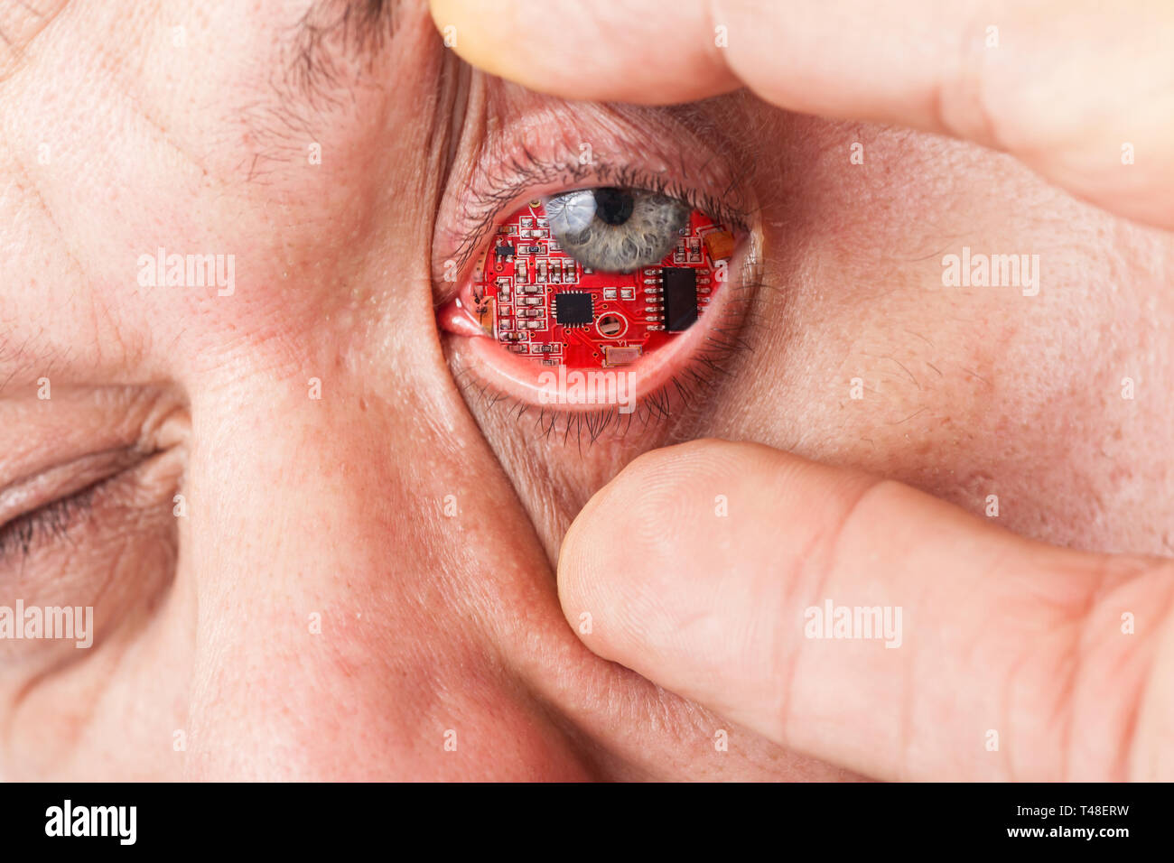 Homme avec un circuit imprimé dans son oeil Banque D'Images