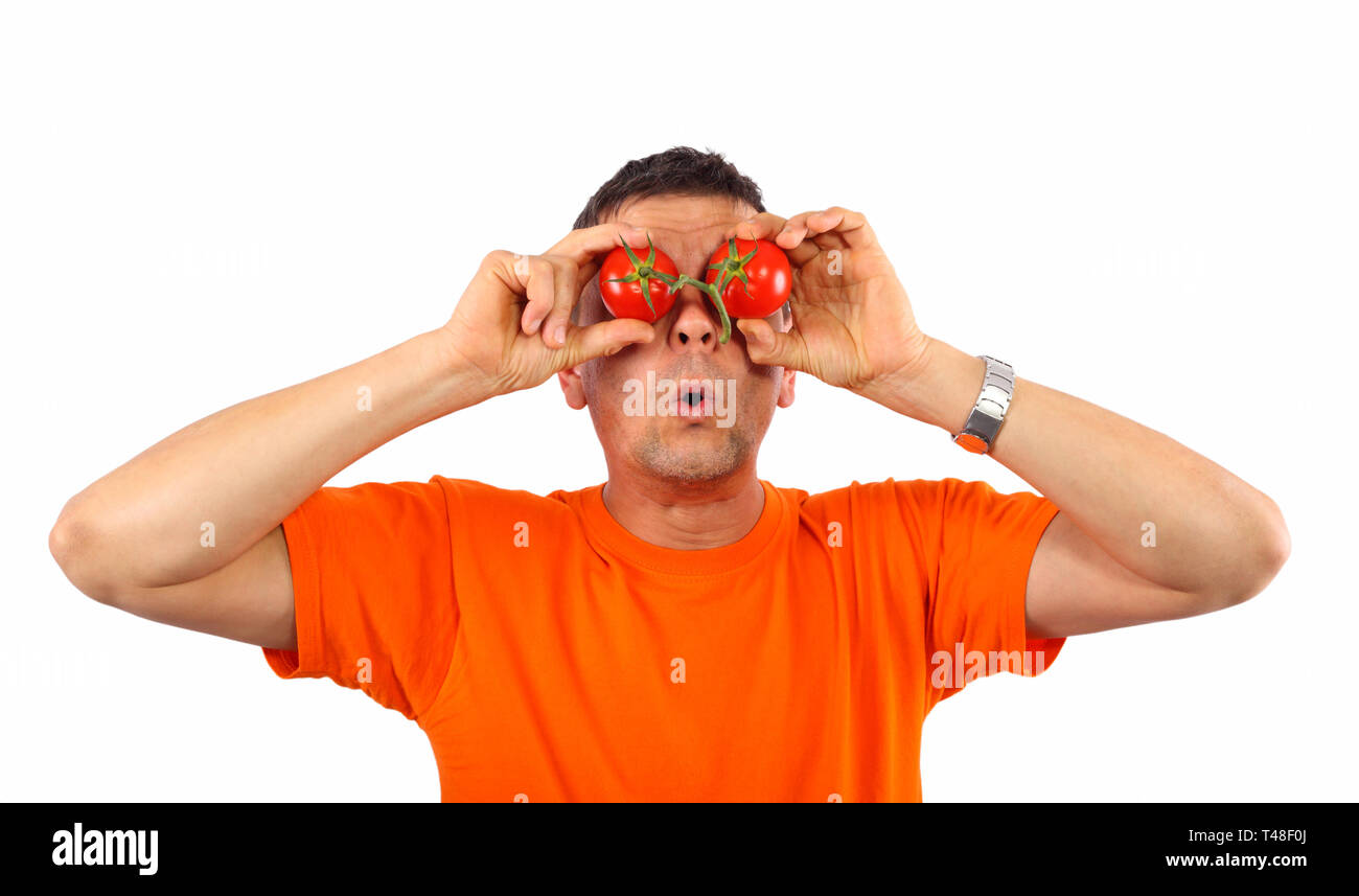 Homme avec tomates sur ses yeux Banque D'Images