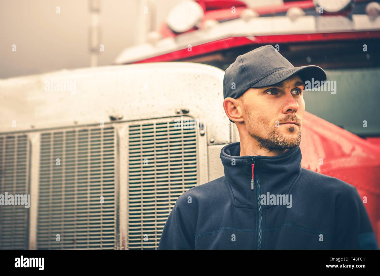 Semi Occupation Chauffeur de camion. L'industrie du camionnage et du transport. Pilote de race blanche dans la trentaine. Banque D'Images