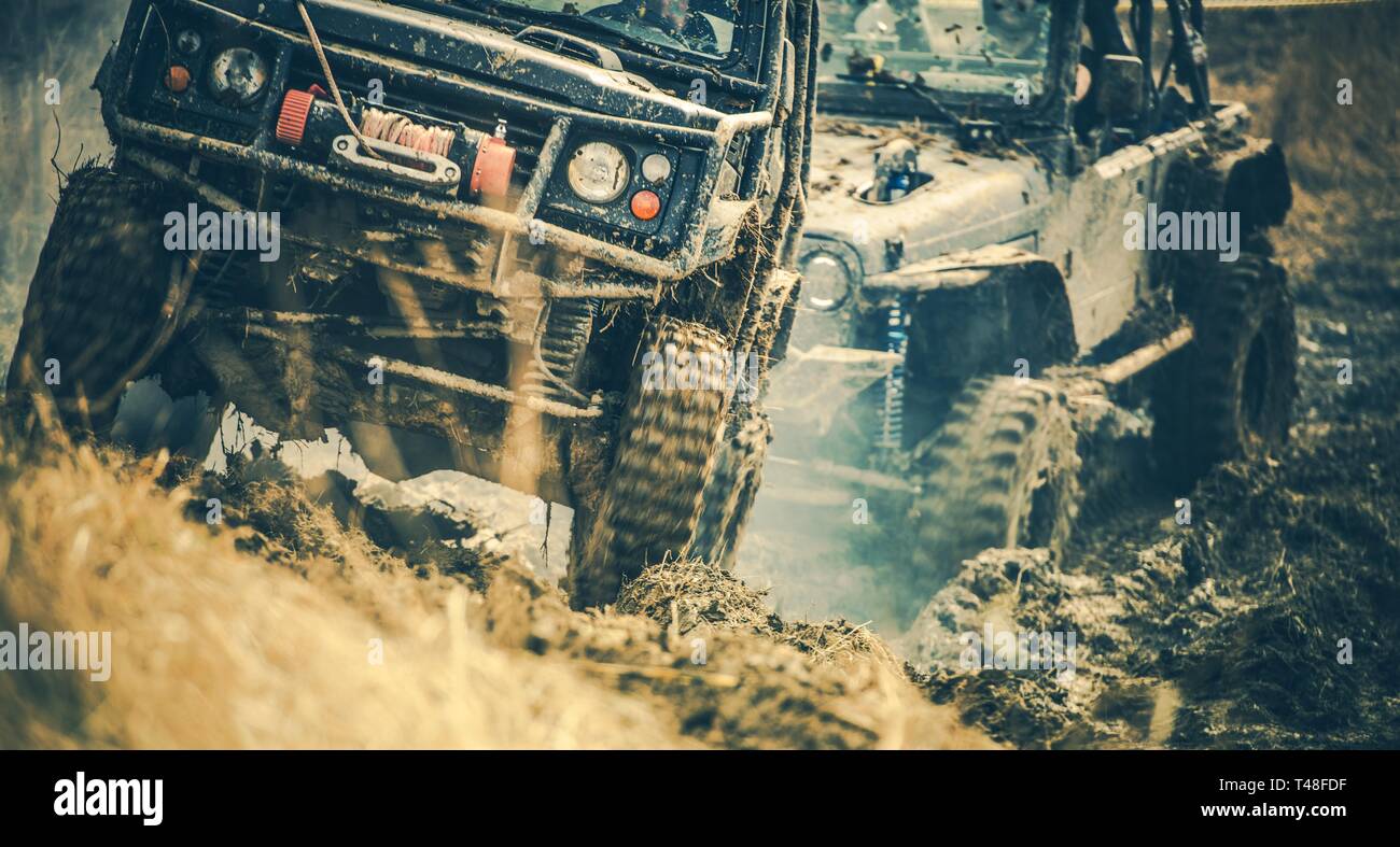 Off Road Trail expédition. Deux véhicules utilitaires sport couvert de boue sur la route rurale. Banque D'Images