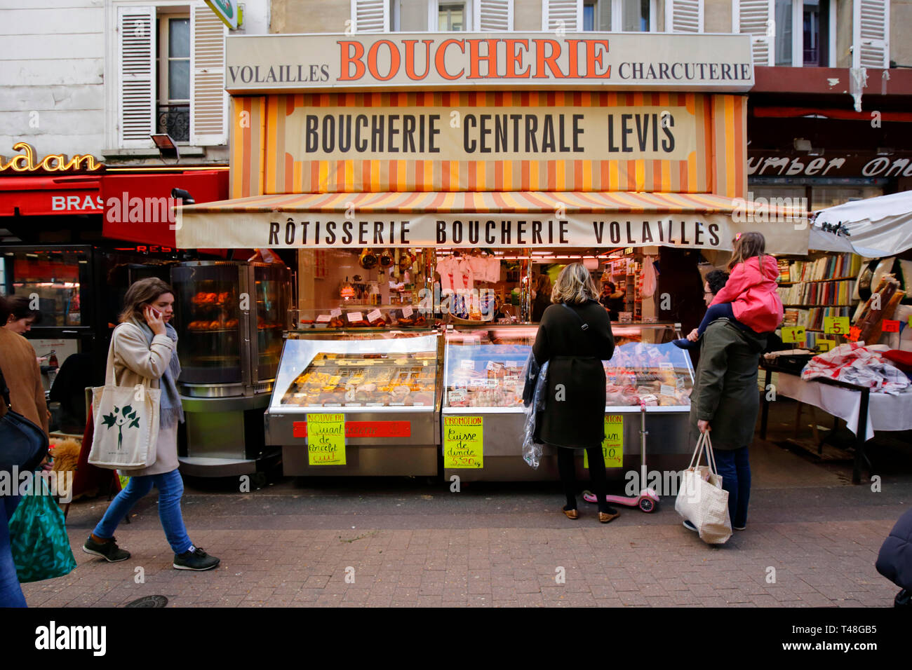 Boucherie Centrale Levis, 26 rue de Lévis, Paris, France. vitrine extérieure d'une boucherie. Banque D'Images