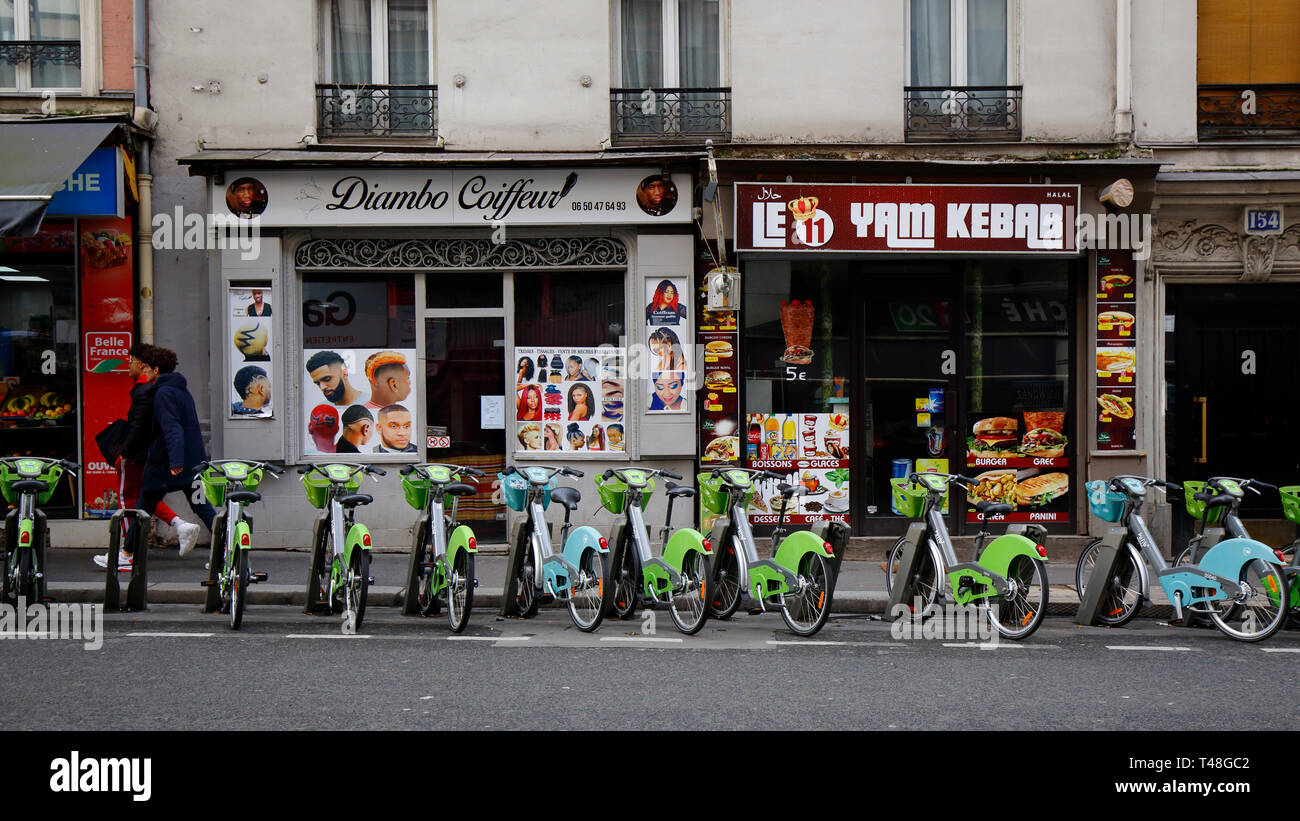 La société Diambo, et l'Igname 11 Kebab, Rue de Charonne, Paris, France. devantures extérieures d'une coiffure africaine, et de kebab dans le 11e Banque D'Images