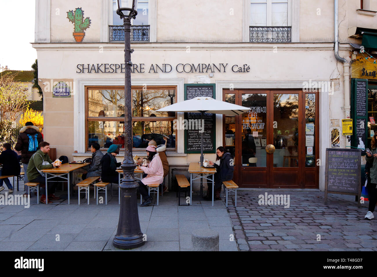 Shakespeare & Company Cafe, 37 Rue de la Bûcherie, Paris, France. vitrine extérieure d'un café attenant à une librairie. Banque D'Images