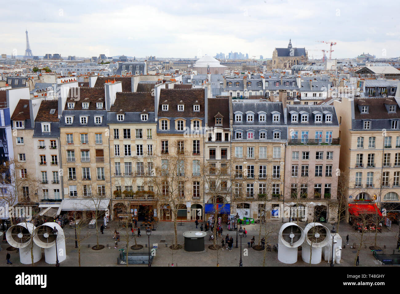 Une vue aérienne de Paris depuis le musée d'art du Centre Pompidou, Paris, France avec la rue Saint-Martin en premier plan. Banque D'Images