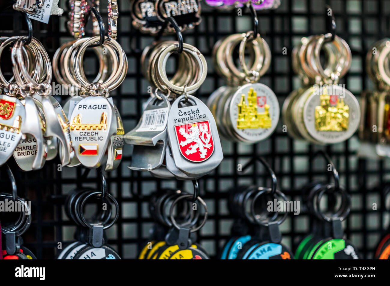 PRAGUE, RÉPUBLIQUE TCHÈQUE - 10 AVRIL 2019 : République tchèque porte-clés souvenirs en vente dans une boutique touristique à Prague Banque D'Images