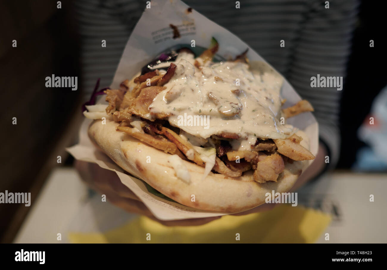 Schawarma sur pita à l'As du fallafel à Paris, France Banque D'Images