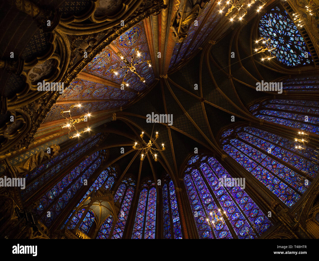 Large angle de vue de l'intérieur de la Sainte-Chapelle de Paris, France Banque D'Images