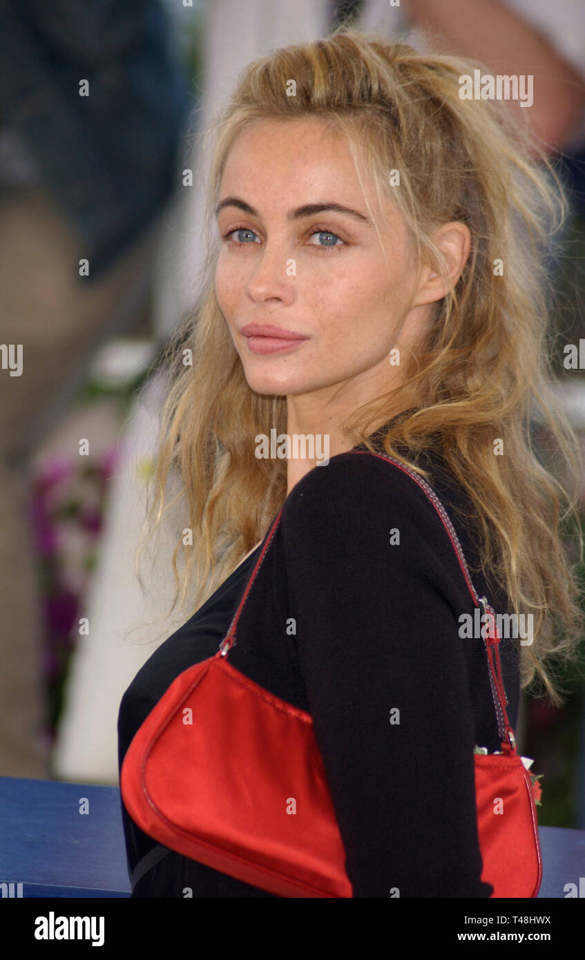 CANNES, FRANCE. 16 mai 2003 : l'actrice française Emmanuelle Beart au photocall pour son nouveau film Les EgarŽs dépistage qui est en compétition au Festival du Film de Cannes Fesival. Banque D'Images