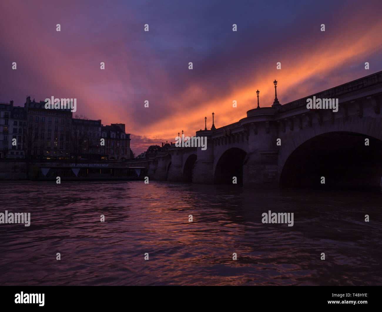 Coucher du soleil Paris au Pont de la Concorde Banque D'Images