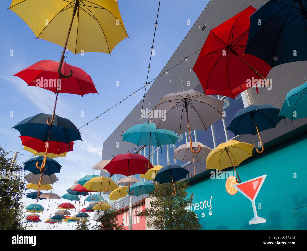 Installation d'art public parapluie sur Aldrich Street à Austin, Texas Banque D'Images