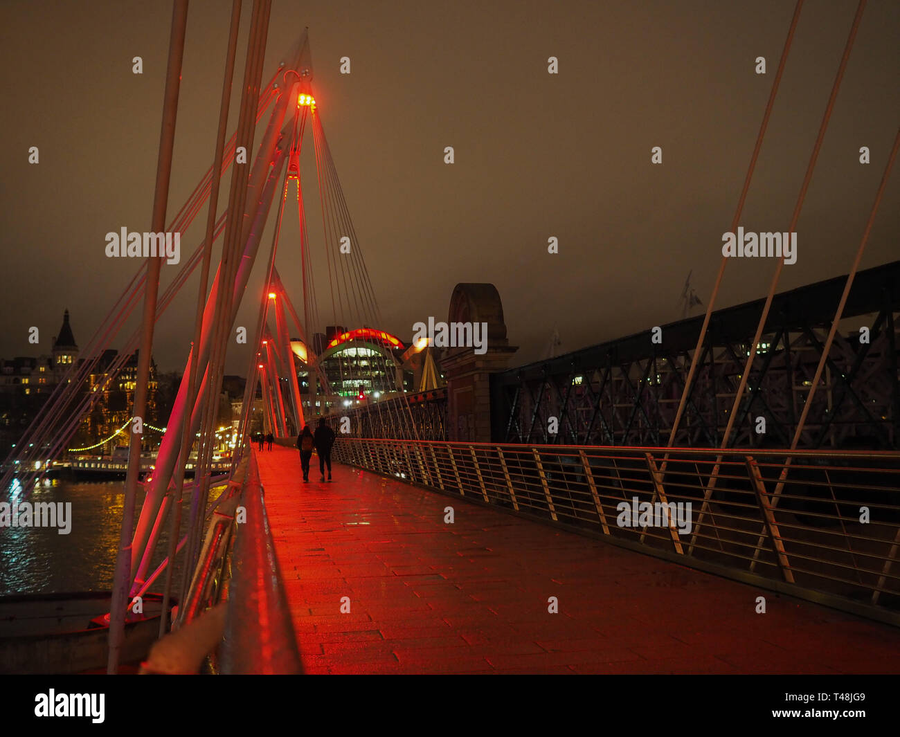 Golden Jubilee Bridges à Londres la nuit Banque D'Images