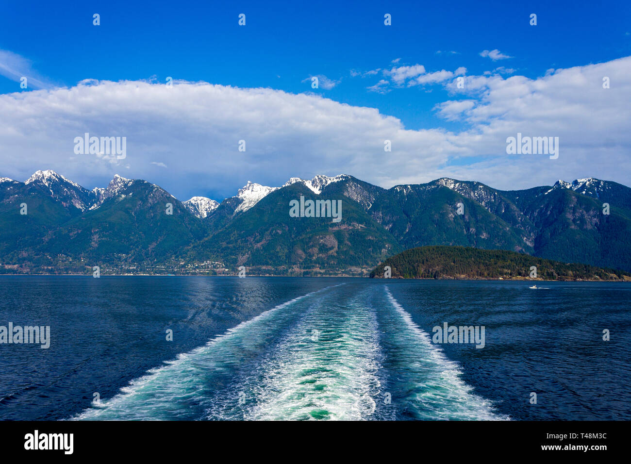 Service dans la baie Howe de derrière un BC Ferry voyageant de Horseshoe Bay à Langdale sur la Sunshine Coast, en Colombie-Britannique, Canada. Banque D'Images