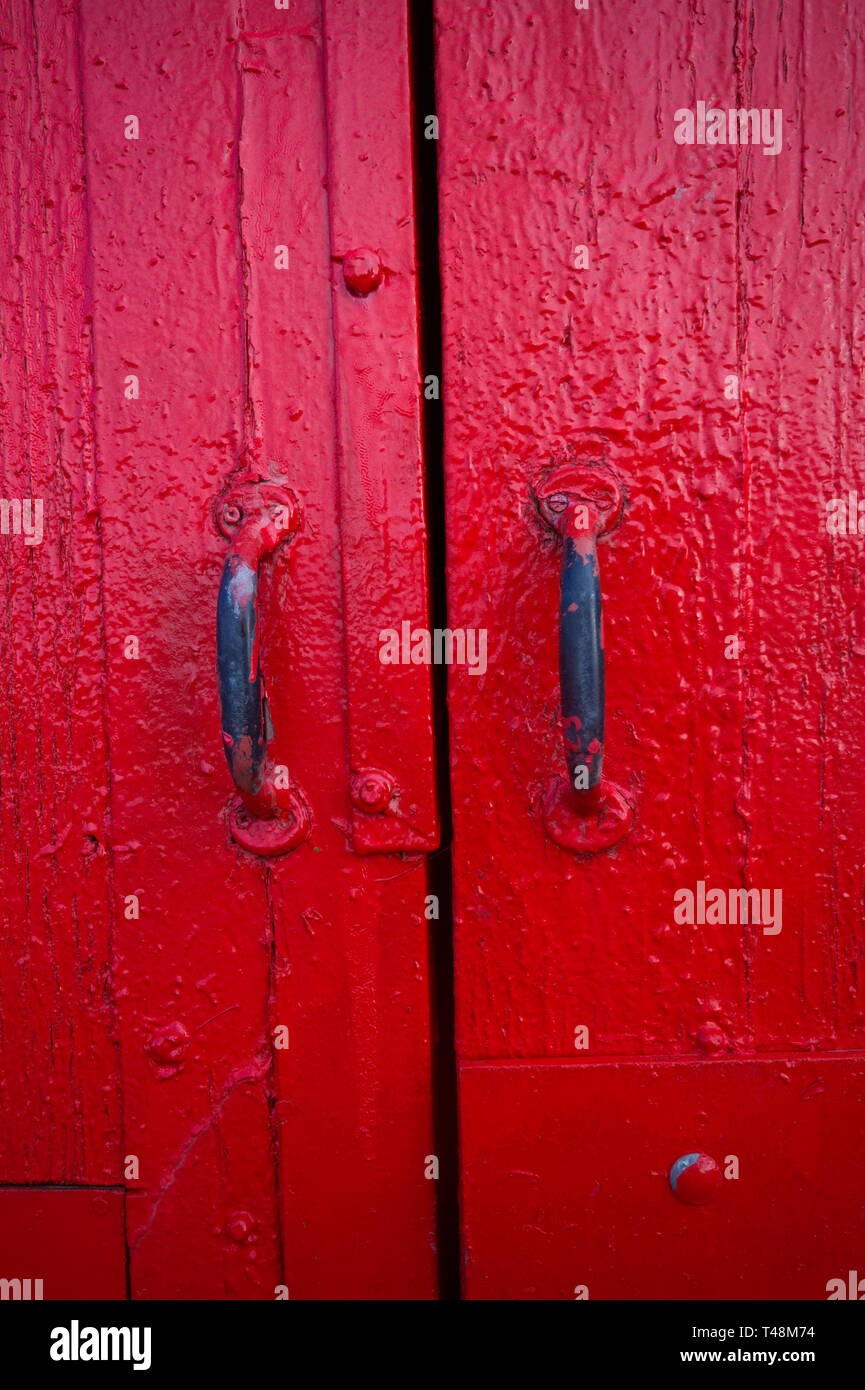 Porte de grange rouge, Orkney Islands Banque D'Images