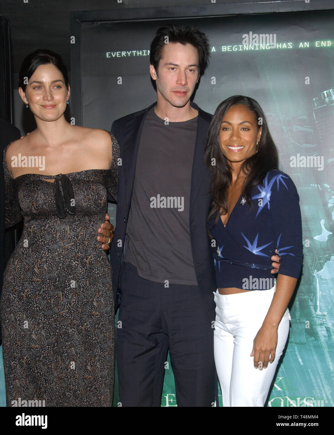 LOS ANGELES, CA. 27 octobre 2003 l'acteur Keanu REEVES avec actrices CARRIEANNE MOSS (à