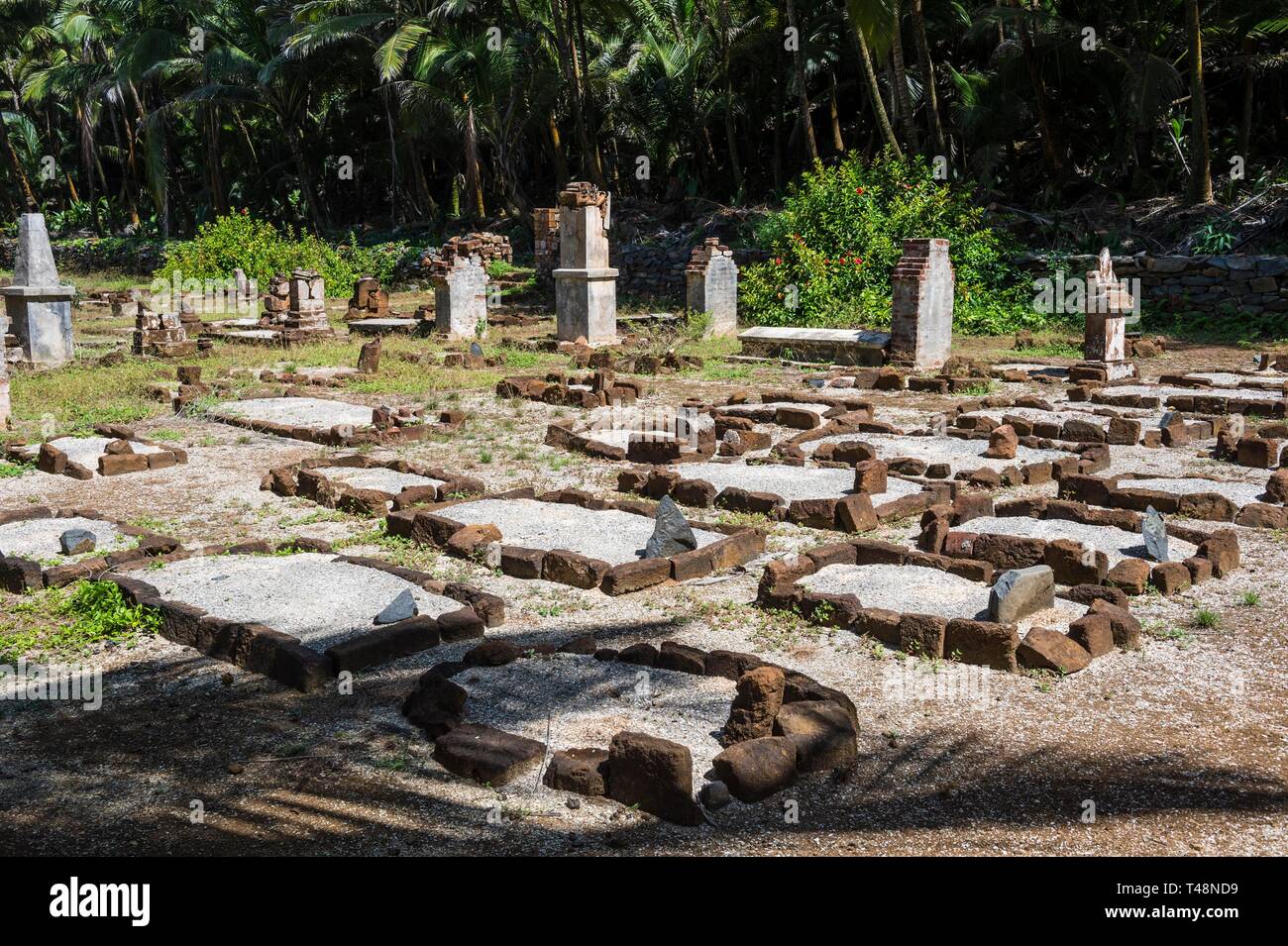 Vieux cimetière sur l'île Saint Joseph, îles du salut, en Guyane Banque D'Images Vieux cimetière sur l'île Saint Joseph, îles du salut, en Guyane Banque D'Images