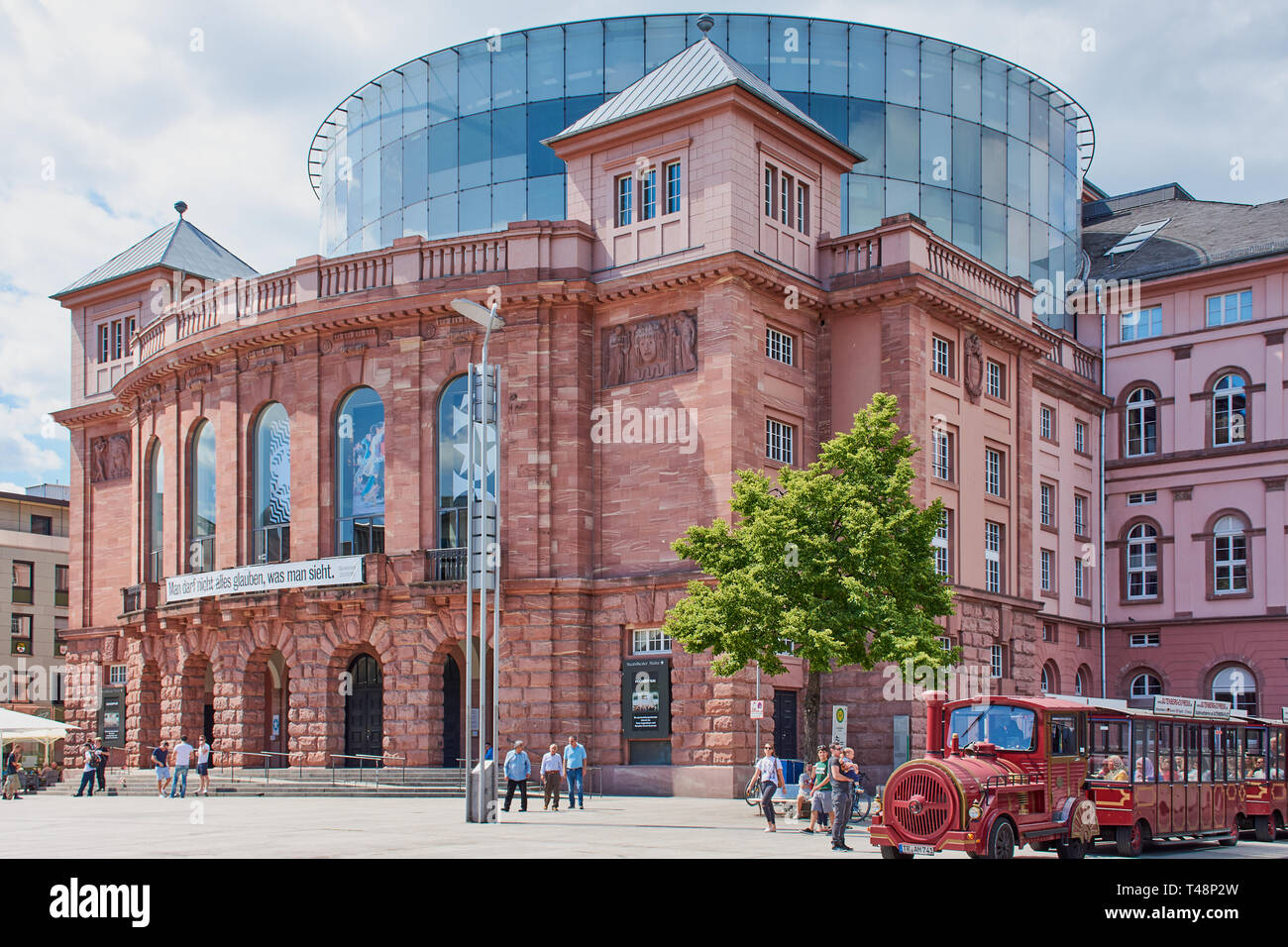 Mainz, Allemagne - le 25 mai 2017 : State Theatre à Mayence sur une journée ensoleillée avec des personnes à l'avant et une visite touristique à côté du train. Banque D'Images