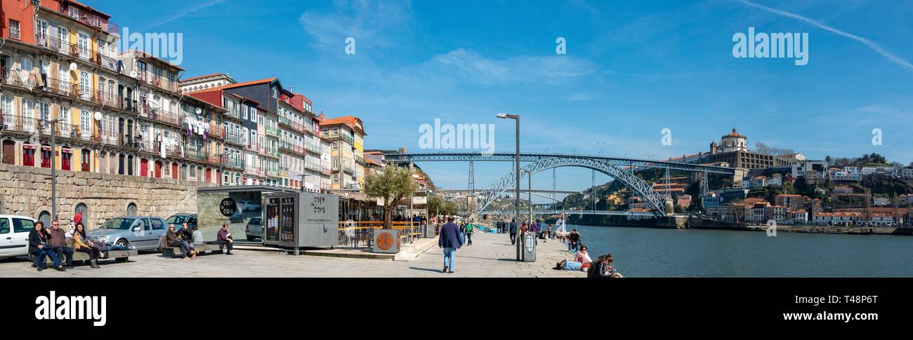 Cais da Ribeira, promenade aux maisons colorées à la Rio Douro avec pont Ponte Dom Luis I et de l'église Igreja da Serra do Pilar, Porto, Portugal Banque D'Images