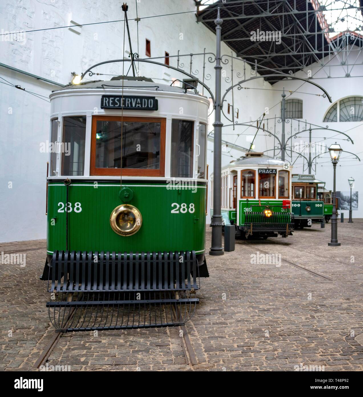 Les trams historiques vert, tramway, musée Museu do Carro Electrico da Cidade do Porto, Porto, Portugal Banque D'Images