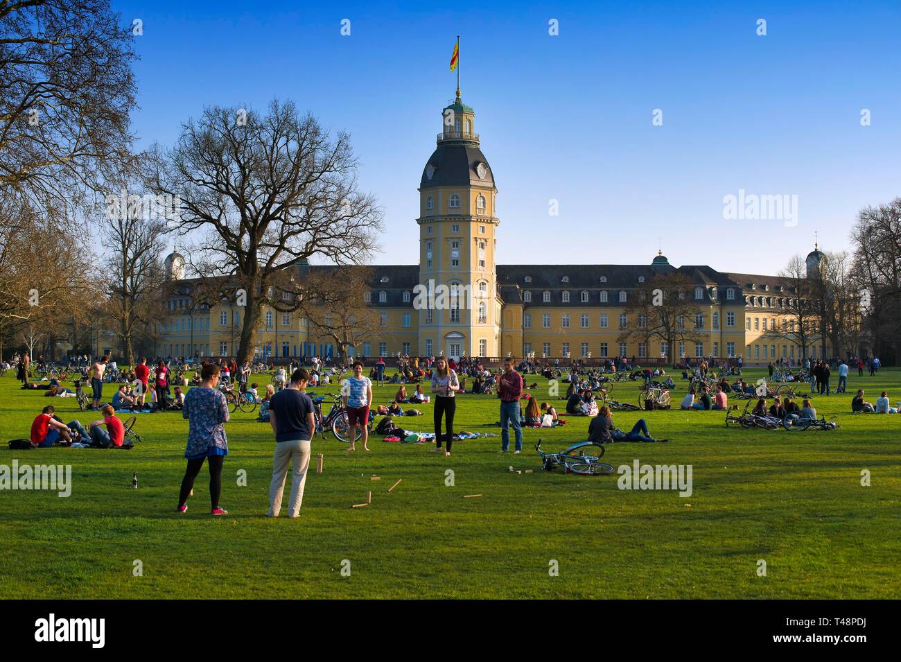 Se détendre dans le jardin du château, Château de Karlsruhe, Karlsruhe, Bade-Wurtemberg, Allemagne Banque D'Images