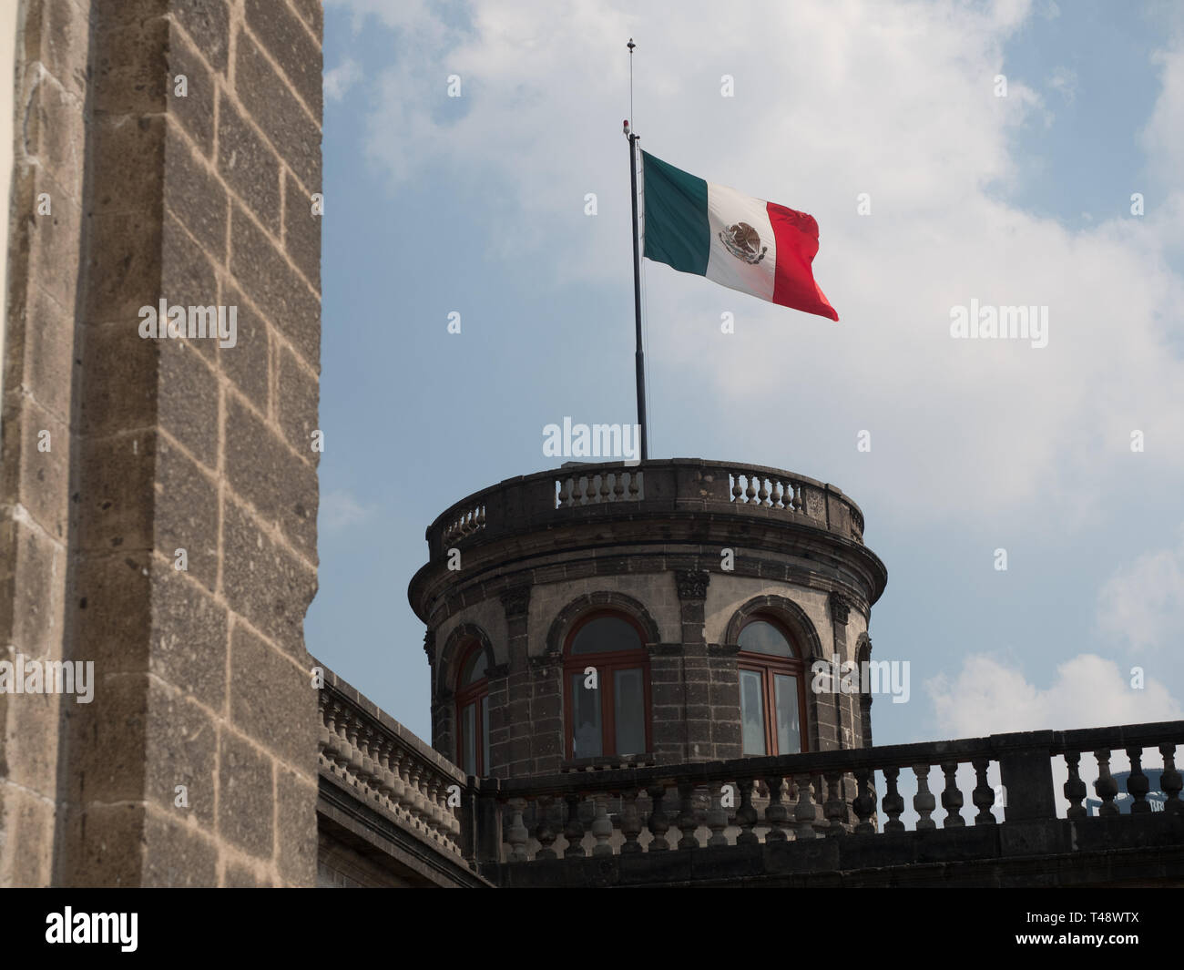 Drapeau mexicain survolant le Castillo de Chapultepec à Mexico Banque D'Images