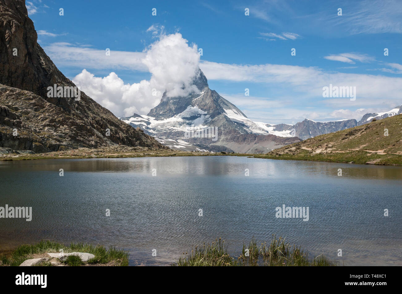 Gros plan sur le lac Riffelsee et le Mont Cervin, scènes dans le parc national de Zermatt, Suisse, Europe. Paysage d'été, soleil météo, de façon spectaculaire Banque D'Images