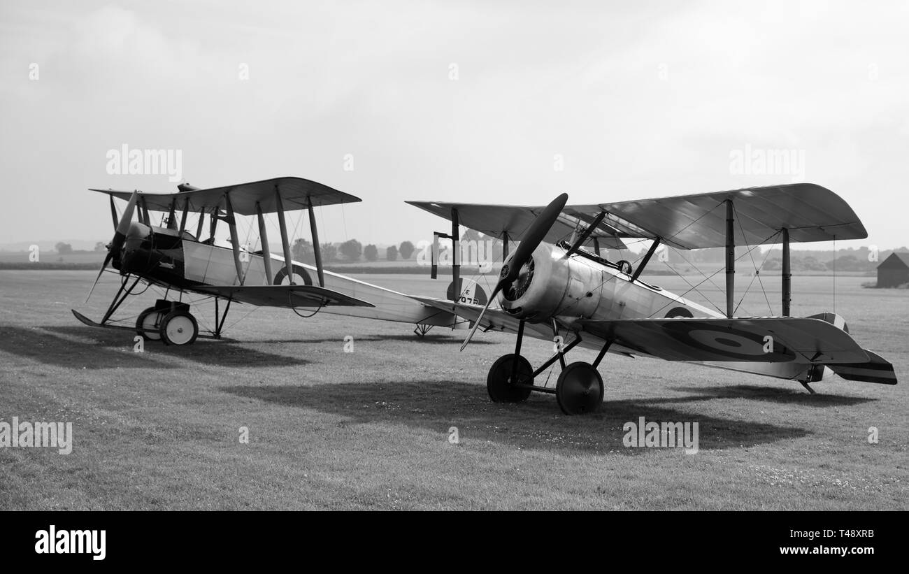 1916 Sopwith Pup & Avro 504k en exposition statique à l'ancien directeur de l'aérodrome Banque D'Images