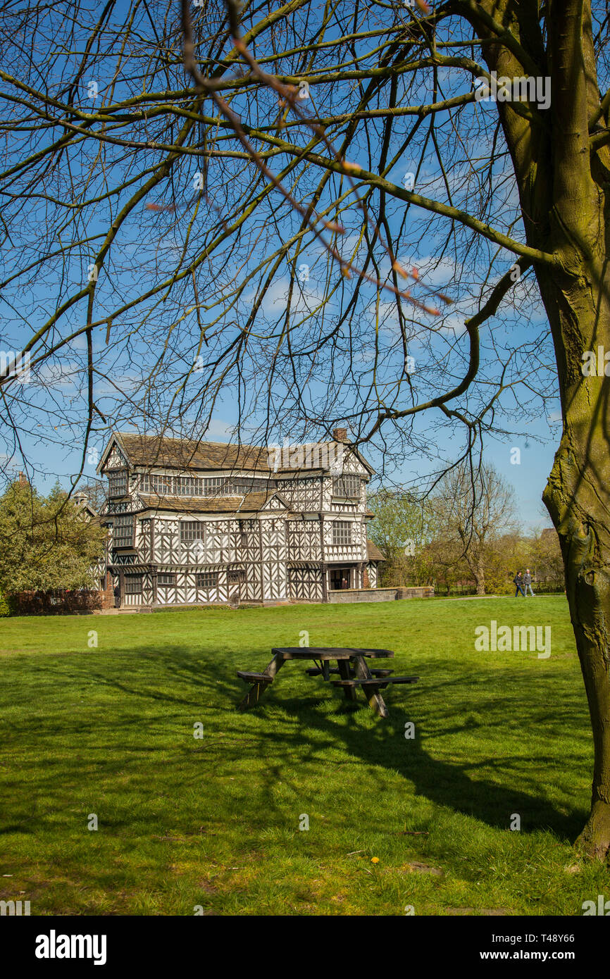 Petit hall de Moreton, noir et blanc à colombages de style Tudor Manor House près de Crewe dans le Cheshire, propriété du National Trust Banque D'Images