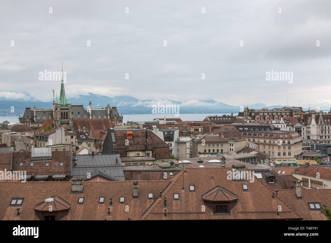 Vue panoramique du centre-ville historique de Lausanne, Suisse, Europe. Paysage d'été, soleil, ciel bleu météo dramatique et journée ensoleillée Banque D'Images