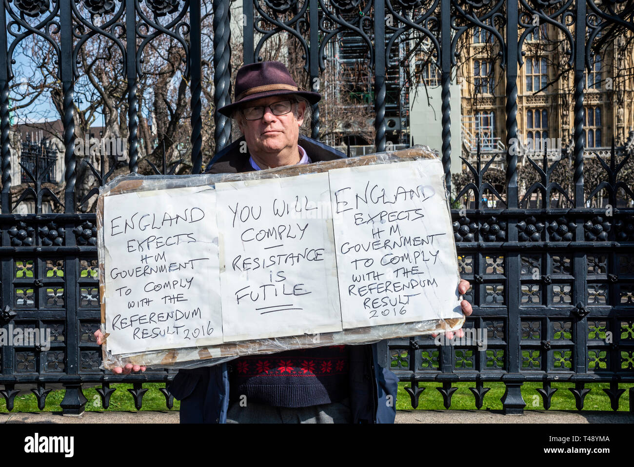 "Nous voulons que notre pays", les manifestants se sont réunis au Parlement place devant les Chambres du Parlement à Westminster en colère contre l'UE de ne pas quitter la France Banque D'Images