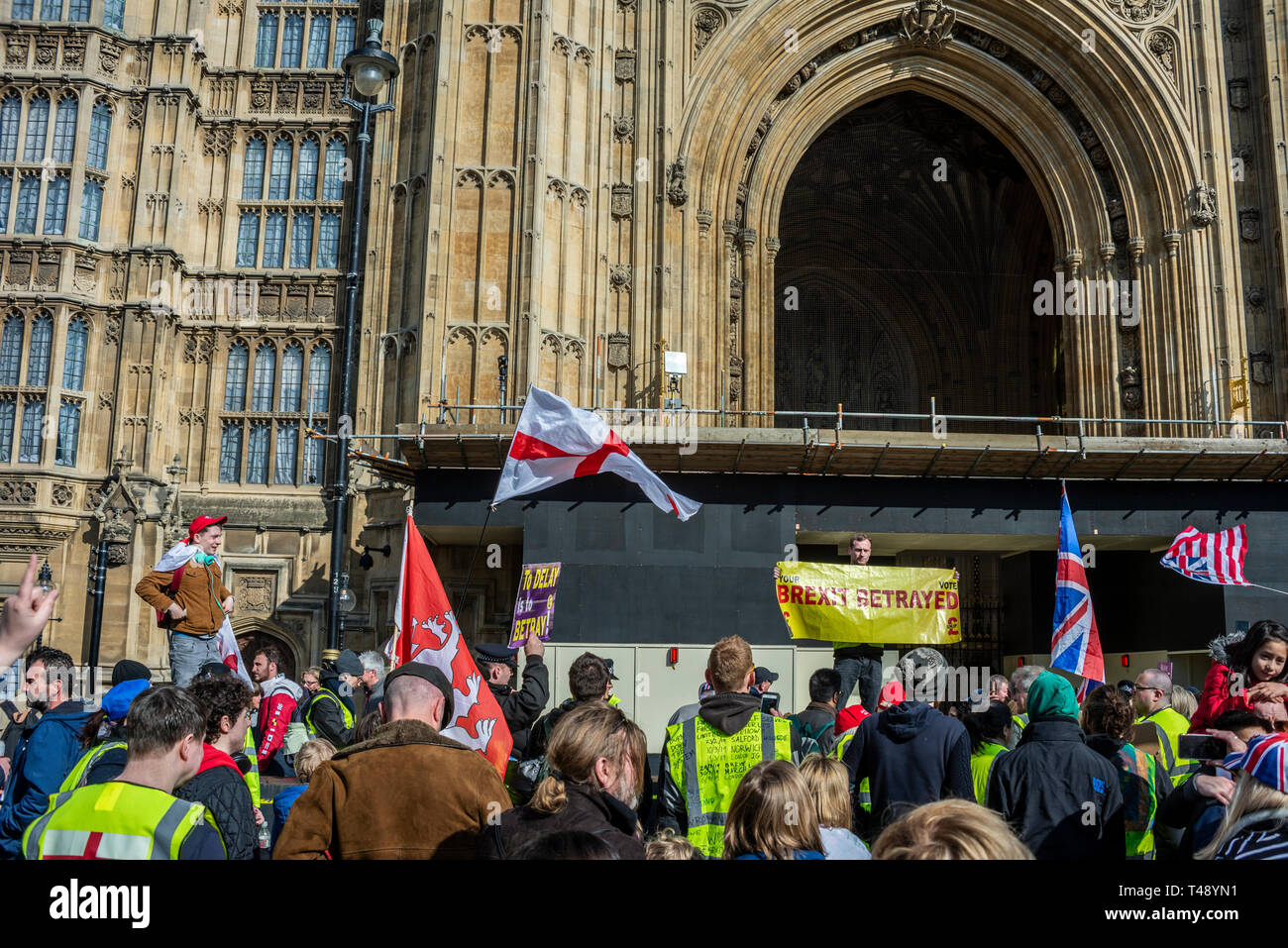 "Nous voulons que notre pays", les manifestants se sont réunis au Parlement place devant les Chambres du Parlement à Westminster en colère contre l'UE de ne pas quitter la France Banque D'Images