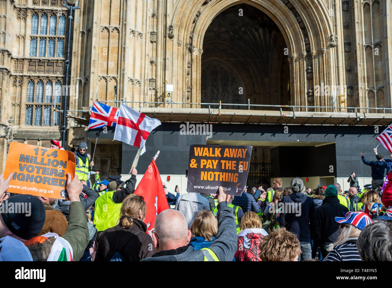 "Nous voulons que notre pays", les manifestants se sont réunis au Parlement place devant les Chambres du Parlement à Westminster en colère contre l'UE de ne pas quitter la France Banque D'Images