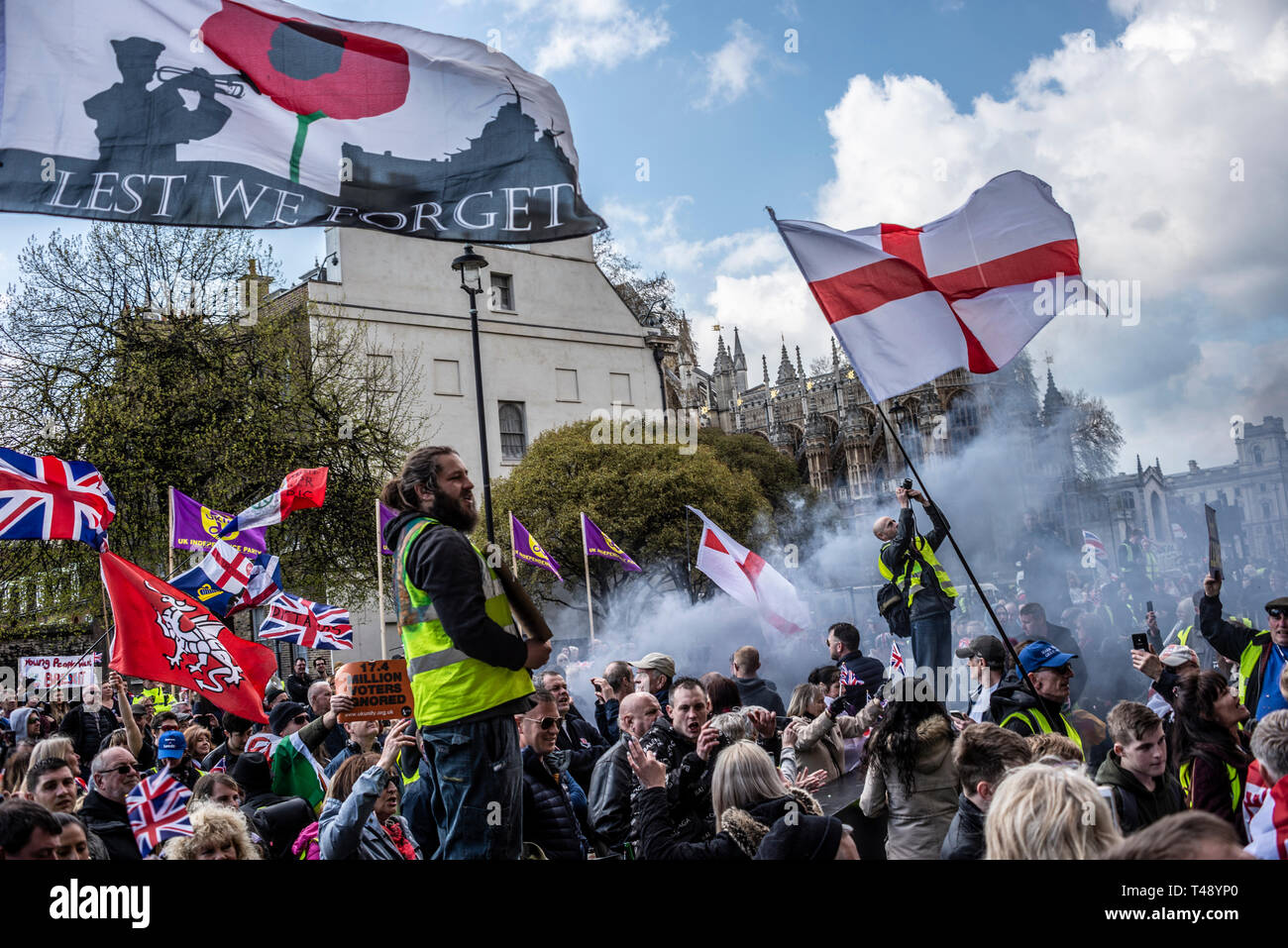 "Nous voulons que notre pays", les manifestants se sont réunis au Parlement place devant les Chambres du Parlement à Westminster en colère contre l'UE de ne pas quitter la France Banque D'Images
