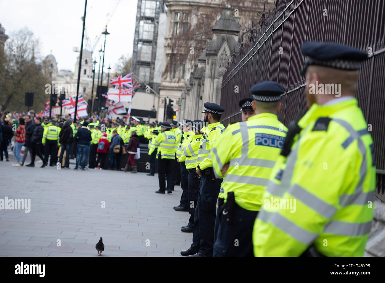 "Nous voulons que notre pays", les manifestants se sont réunis au Parlement place devant les Chambres du Parlement à Westminster en colère contre l'UE de ne pas quitter la France Banque D'Images