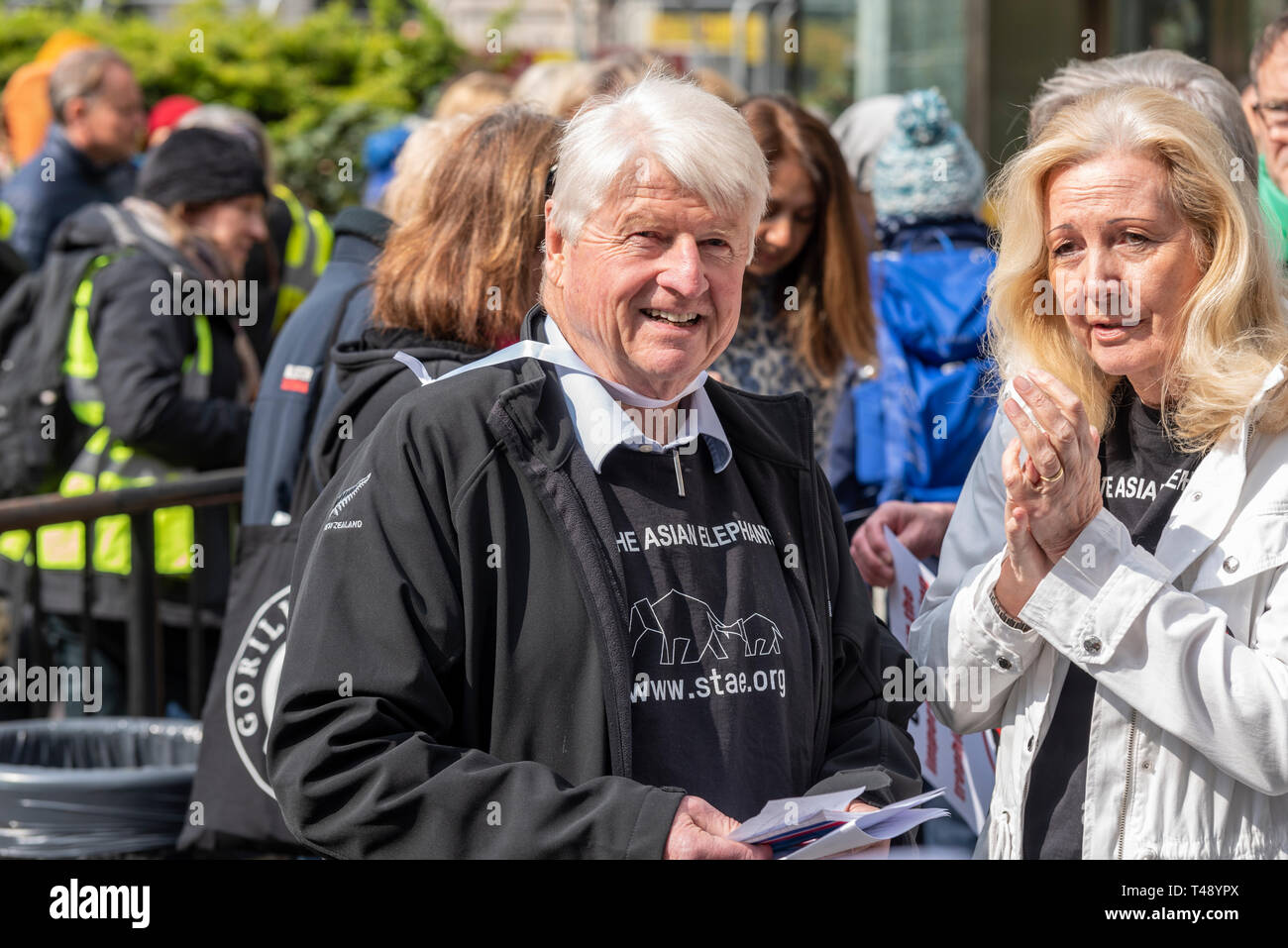 Stanley Johnson lors d'un rassemblement de protestation contre la chasse aux trophées et le commerce de l'ivoire, Londres, Royaume-Uni. Père de Boris Johnson Banque D'Images